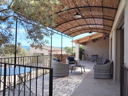 Joucas House | Villa Un Dimanche en Provence, avec piscine privée, chauffée & vue