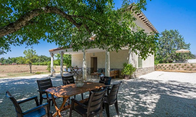 Sotillo de las Palomas Villa | Villa Viñedo - Agradable Villa Rústica con Jardín