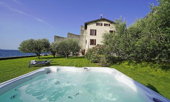 Gargnano Villa | Villa Victoria: luxury waterfront villa with splendid views