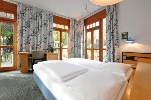 Waldperlach Hotel | Villa Waldperlach by Blattl