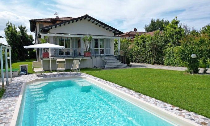 Marina di Pietrasanta Villa | Villa with Pool near Sea, A/C, Garden