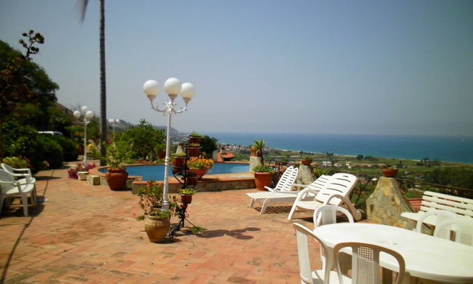 Capo Peloro Villa | Villa with garden and pool in Timpazzi in Messina
