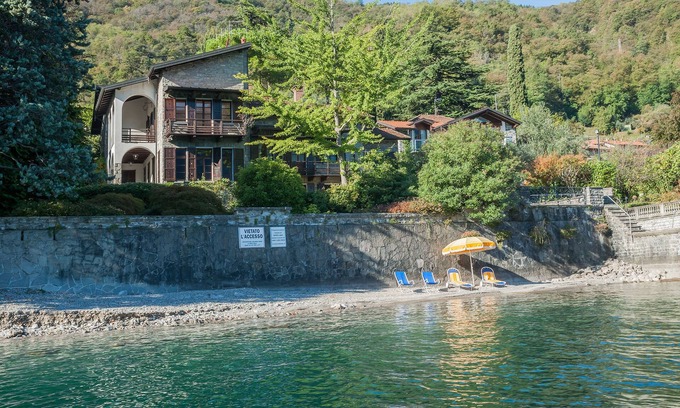 Oliveto Lario Villa | Villa with garden in front of the lake