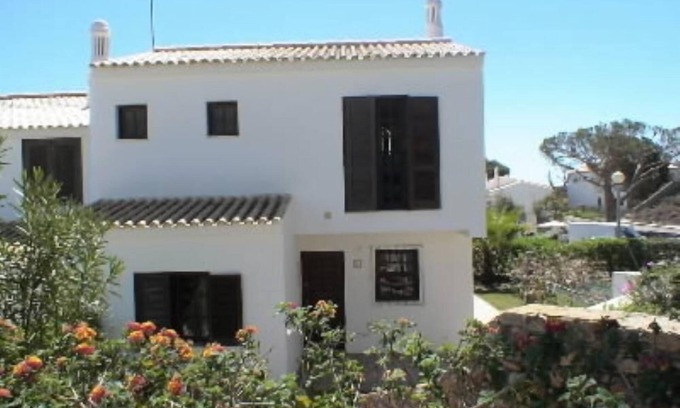 Vale Navio Villa | Villa with good garden, berbecue and swimming pool shared in the condominium.