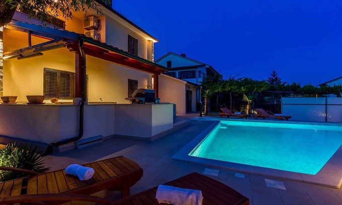 Valdebek Villa | Villa with pool and terrace with barbecue