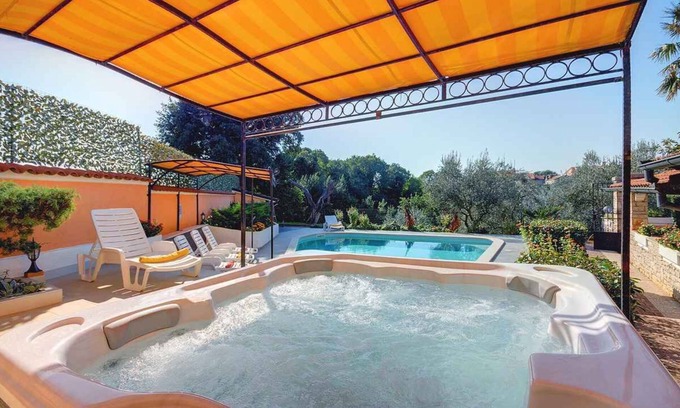 Muntic Villa | Villa with pool, jacuzzi and playing field