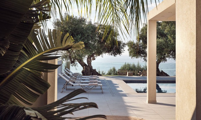 Akrotiri Villa | Villa with pool on the edge of the hill