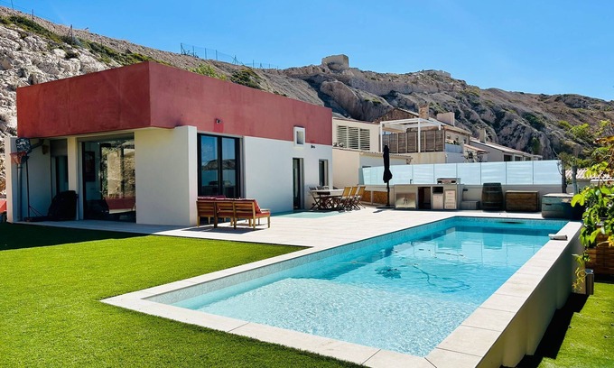 8th Arrondissement Villa | Villa with swimming pool at Les Goudes in the calanques!