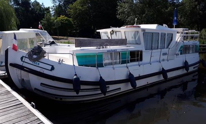 Chenille-Change Boat Rental | Vintage boat on dock for 7 ppl with private outdoor space in Chenillé-Changé