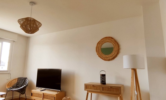 Saumur Apartment | Violettes Blanches ★ Cosy★ Private parking ★ TV ★ WiFi
