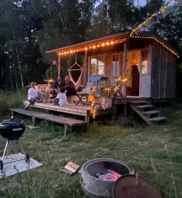 Lillykyrka Cabin | Vista Vibes Glamping -Chillbillystuga