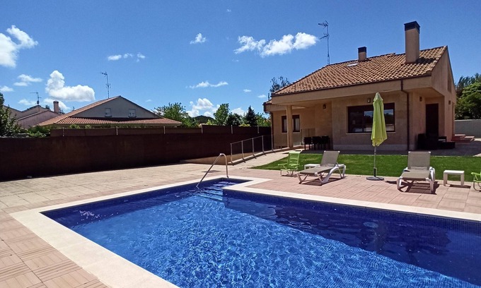 Villamayor House | Vivienda Unifamiliar, con Piscina y Amplio Jardín. A 10 Minutos de Salamanca