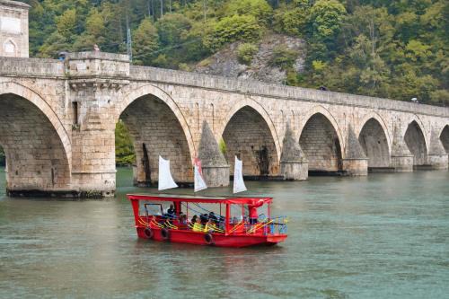 Visegrad Boat Rental | Vožnje brodićima Višegrad