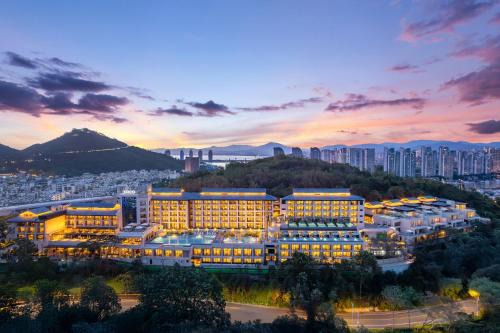 Sanya Hotel | voco Sanya Dadonghai by IHG