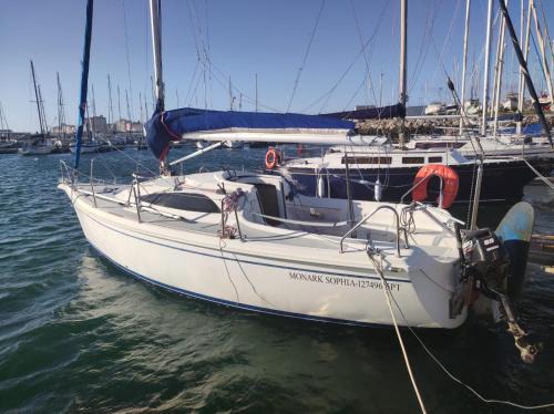 Porto Boat Rental | VRS - Budget 21 ft Boatel parking