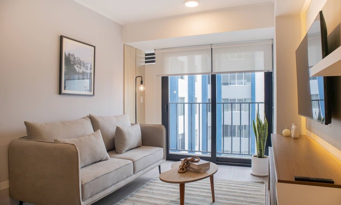 Leuro Apartment | w* | Sunlit 1BR w/Private Balcony in Miraflores