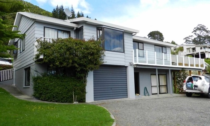Waikawa Bay House | Waikawa beach view house with free wifi