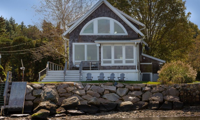 Portsmouth House | Wake up to a stunning year-round Narragansett Bay, bridge, & lighthouse view