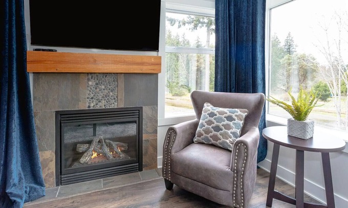 Regional District of Nanaimo Apartment | Wake Up to the Ocean View Suite A