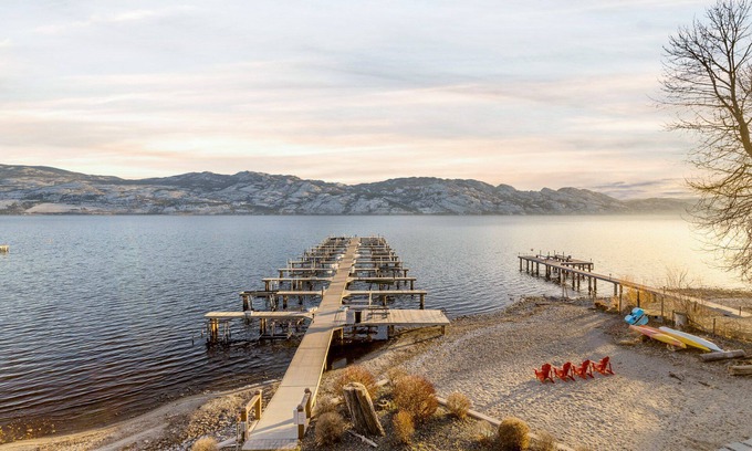 Westbank Condo | WAKE UP TO THIS! 5⭐️ 3 BDRM WATERFRONT! POOL,HOTTUB, BOAT LIFT AVAIL.