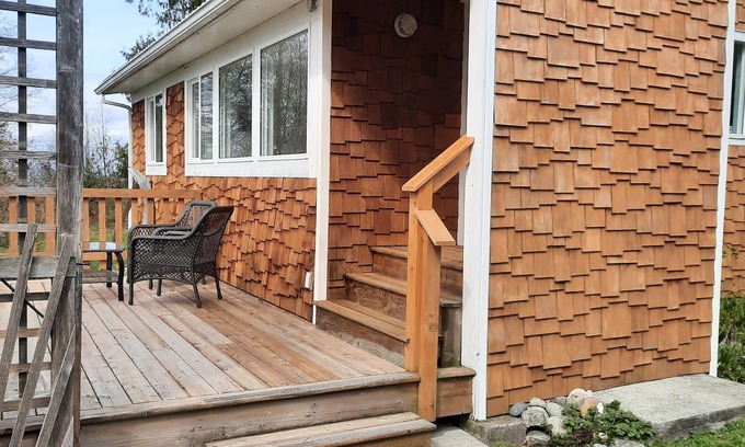 Brew Bay House | Walk-out Waterfront Cottage with convenient Private setting