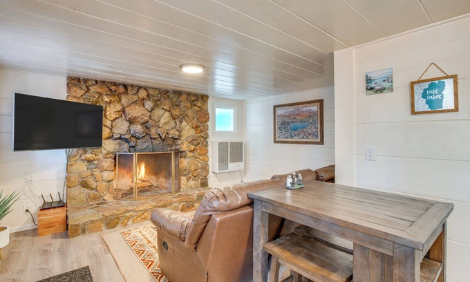 Lincoln Park Cabin | Walk to Beach: Dog-Friendly Cabin in Glenbrook!