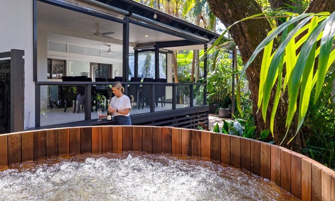Pearl Beach House | Walk to beach, hot tub & firepit