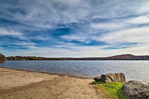 Pocono Lake House | Walk to Beach Pocono Lake Cabin with Pool Access!