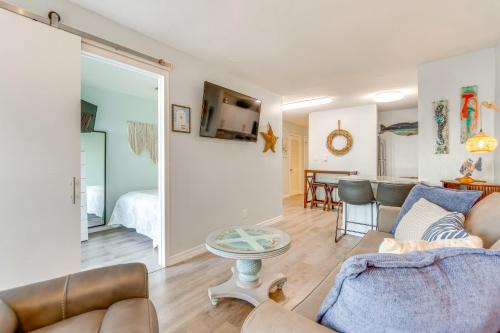 Holiday Isle Apartment | Walk to Beach Resort Retreat with Balcony in Destin
