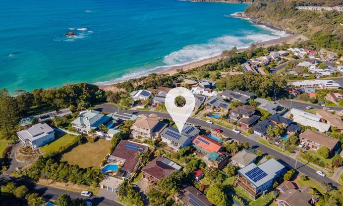 Korora House | Walk to Beach, Spa, Wood Fire Pizza Oven, Eco Fire Pit, Ocean Views, EV Charger