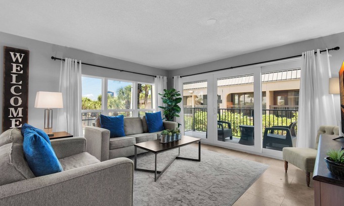 Fort Walton Beach Condo | ⛱️Walk to Beach-Pool+Hot tub-Fitness Area-Sea Oats 212☀️