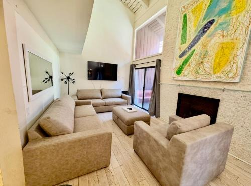 Mammoth Lakes House | Walk to Canyon Lodge! Ski back! Modern Space