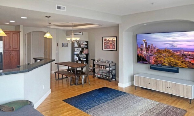 Uptown Apartment | Walk to Hospitals | Heart of DT | 30+ Day Stays