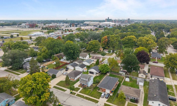 Ashwaubenon House | Walk to Lambeau! Sleeps 10!