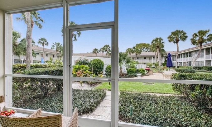 Saint Armands Key Condo | Walk to Lido Beach, Walk to Armand Cir with Dining & Shopping, WiFi, Xfinity, 2TV's, Heated Pool/Spa