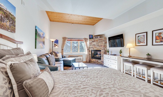 Mountain House Apartment | Walk to Lifts: Studio w/Hot Tub in Keystone!