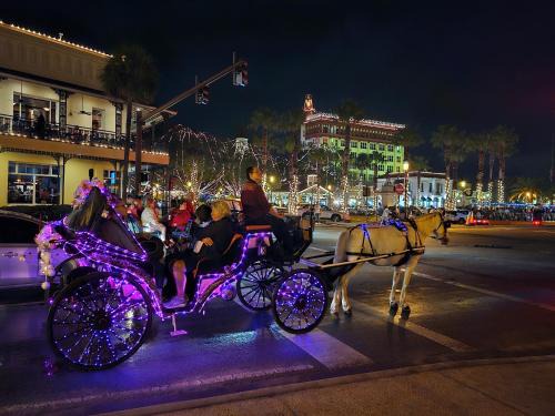 Lincolnville House | Walk to Nights of Lights & Trolley #11, EV Station