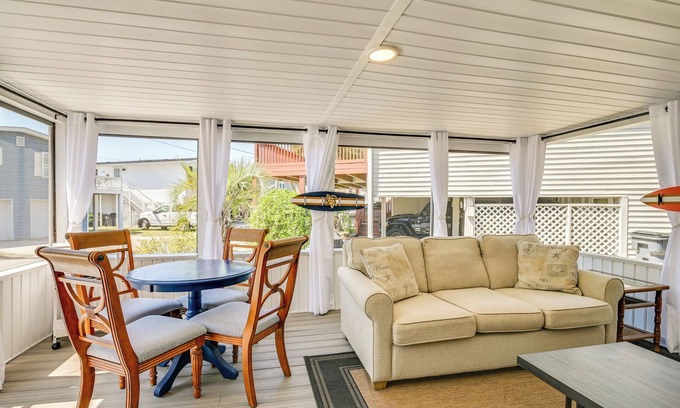 Garden City House | Walk to Ocean: Myrtle Beach Home w/Screened Porch