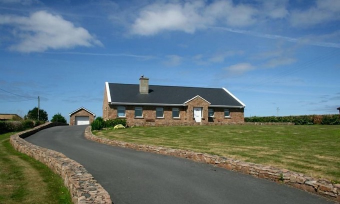 Claddaghduff Apartment | Walk to Omey beach & the village