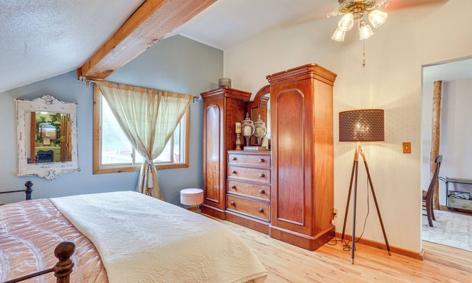 Larkspur Apartment | Walk to Ren Fest: Larkspur Farmhouse Hideaway