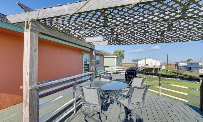 Surfside Beach Cottage | Walk to Shore & Restaurants: Surfside Beach Home!