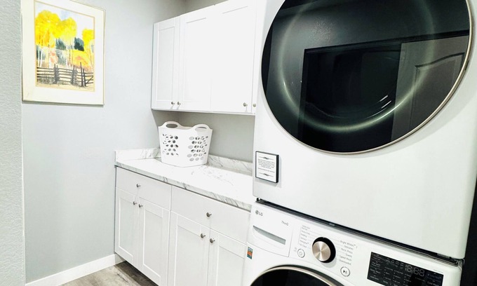 Jewell Heights - Hoffman Heights House | Walk to Starbucks, Anschutz, Dining; 5 King Bedrooms/5 Full Bathrooms