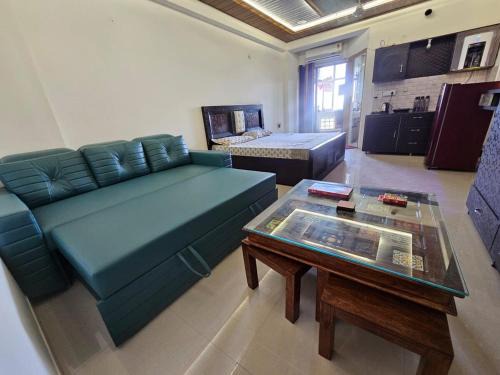 Khattalwada Apartment | Walk to Temples