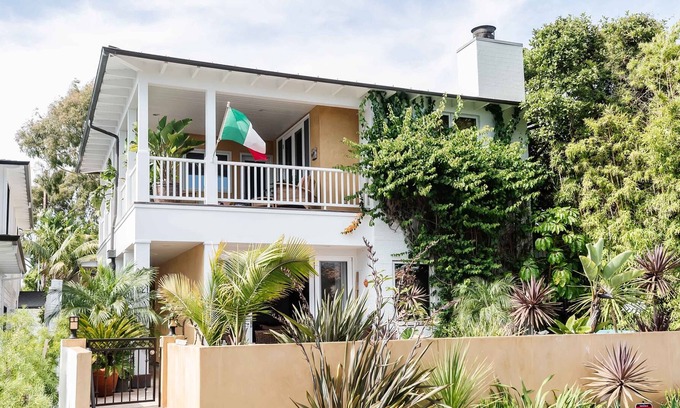 Tree Section House | Walk To The Beach Or Downtown Manhattan Beach From This Beauty!