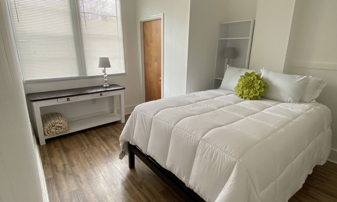 Hot Springs House | Walk to Hiking Trails, Spas, Entertainment! 1 bedroom, 2 bed apartment