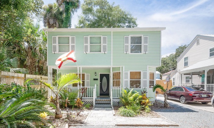 St. Augustine House | Walkable Uptown, Kids Playhouse, Close to Beach!