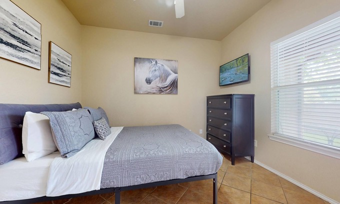 New Braunfels House | Walking Distance to ALL! TRV "Black Stone" : Free Tubes with Rental!