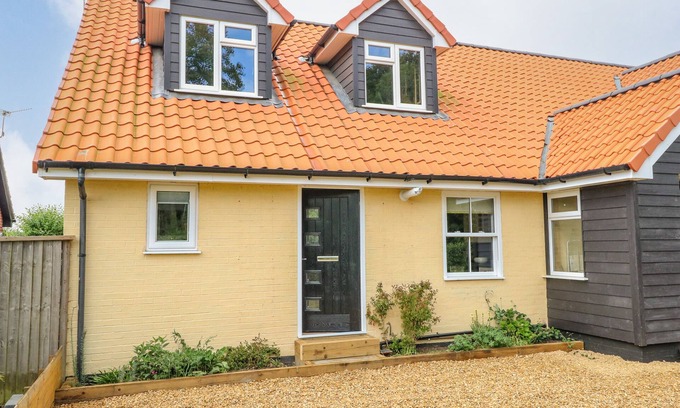 Attleborough Cottage | WALNUT SHADE, pet friendly, with a garden in Old Buckenham