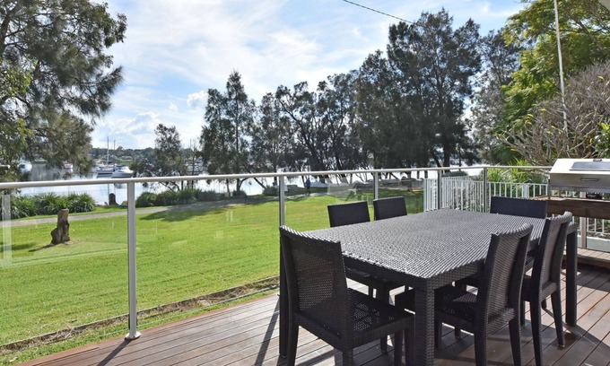 Wangi Wangi House | Wangi Lakehouse - renovated Lake Macquarie lakefront Location