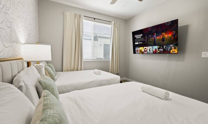 Glendale Apartment | Warm 2B2B w' Pool Soft Beds + Parking Onsite